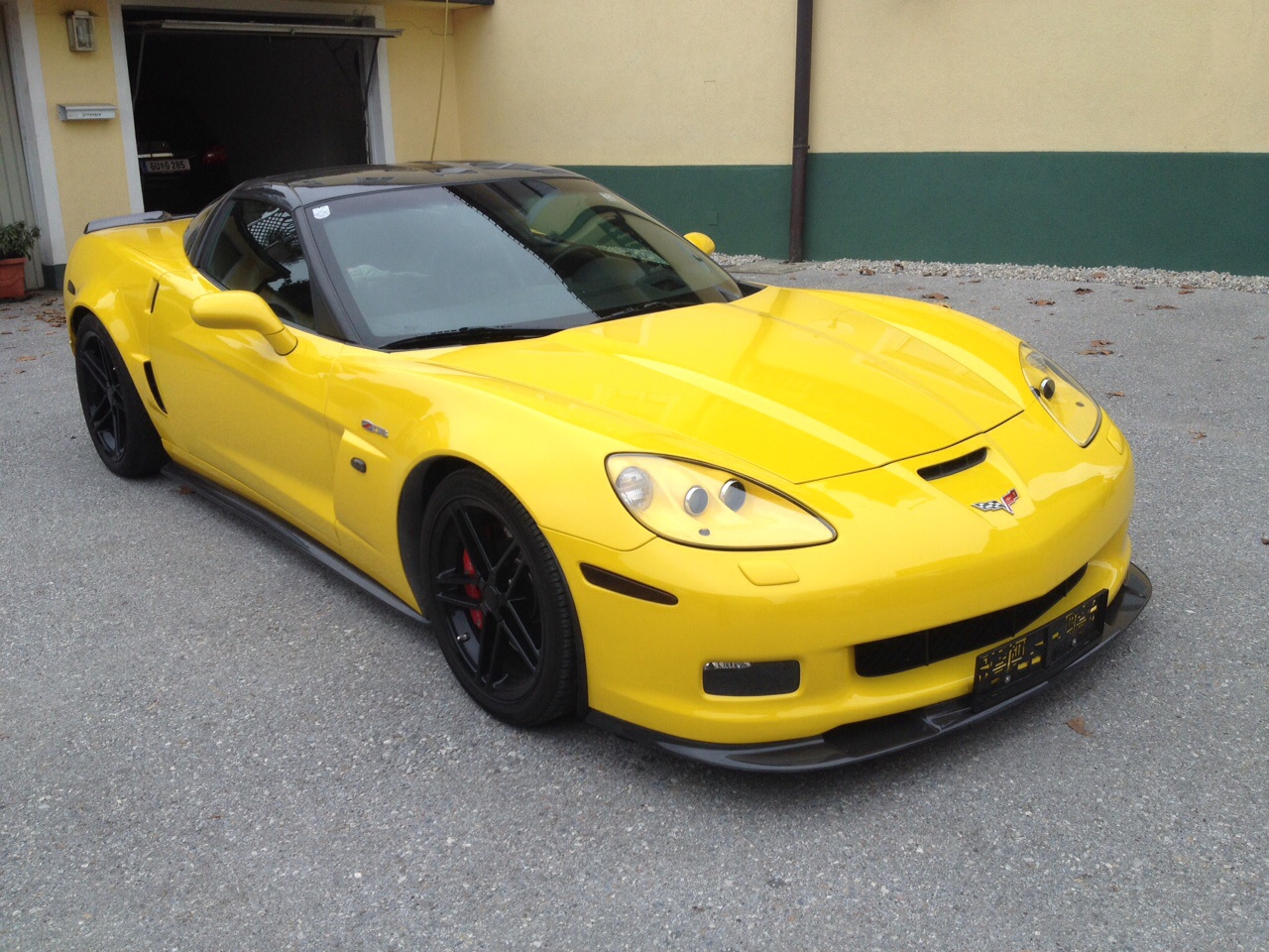 Корвет z06 желтый с полосами